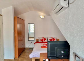 Homestay Mark - DOUBLE BED ROOM - shared bathroom and kitchen